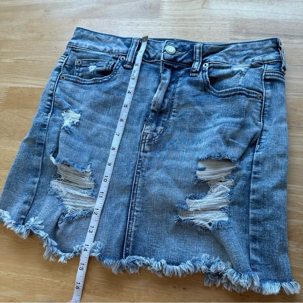 American Eagle AE Super High Rise Light Wash Distressed Mini Skirt Sz 8 Stretch - Picture 4 of 8